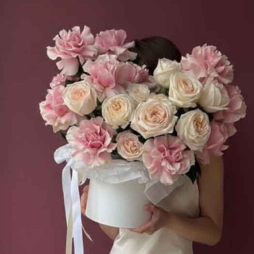 Box with French and piony roses