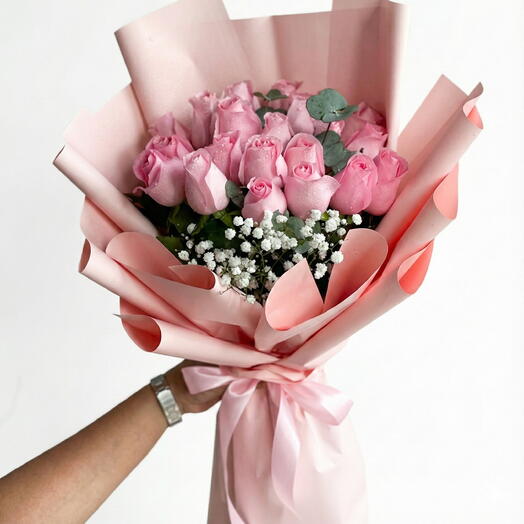 21 розовая роза с гипсофилой – элегантный букет в розовой упаковке