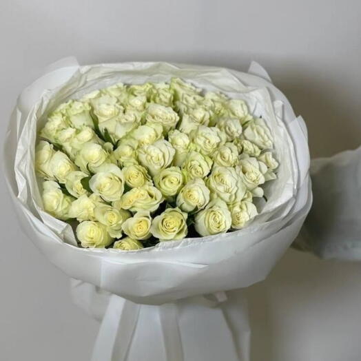 Ramo lujoso de 51 rosas blanco crema para aniversario o cumpleaños.