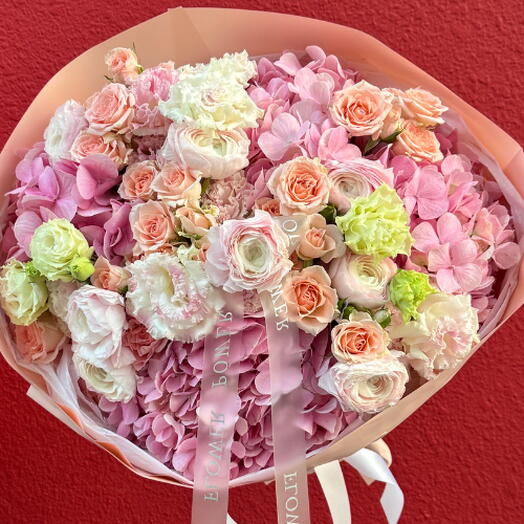 Мечта Джульетты: букет из розовых гортензий, персиковых роз и зелено-белых эустом.