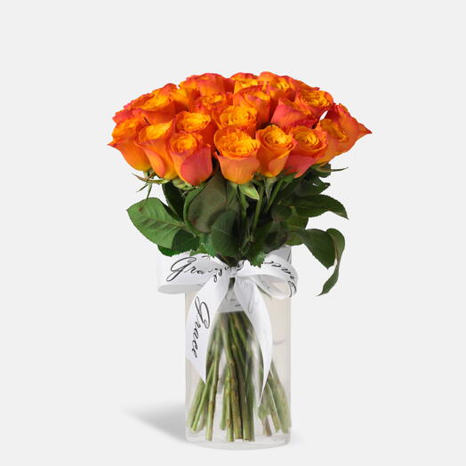 Оранжевые розы в вазе