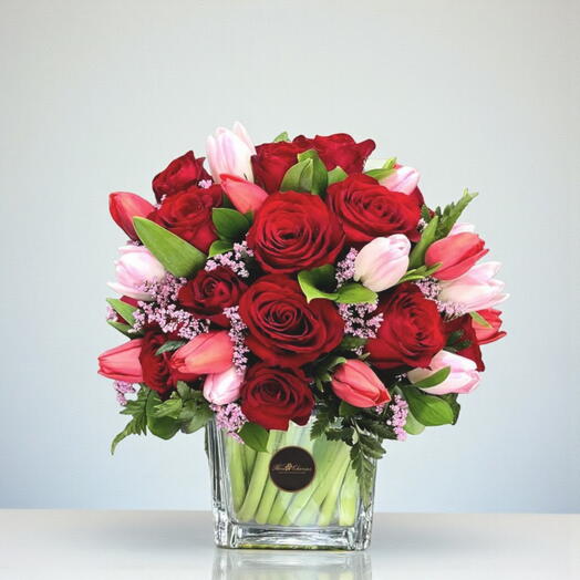 Романтическая гармония – красные розы и розовые тюльпаны в элегантной кубической вазе