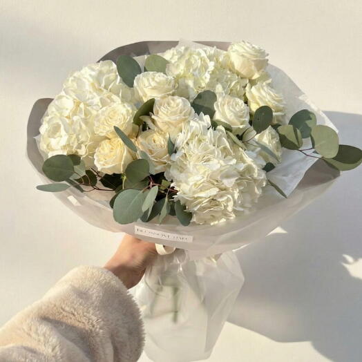 Белая гармония – элегантный букет из белой розы, гортензии и эвкалипта