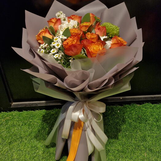 Роза в серой упаковке