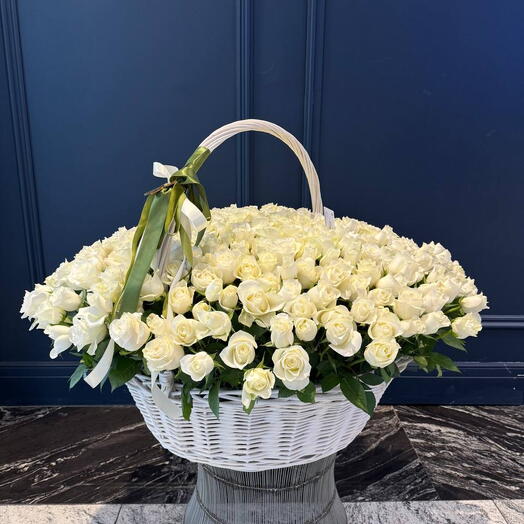 301 rosas blancas en una cesta