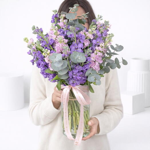 Élégance florale 21 giroflées dans un vase en verre