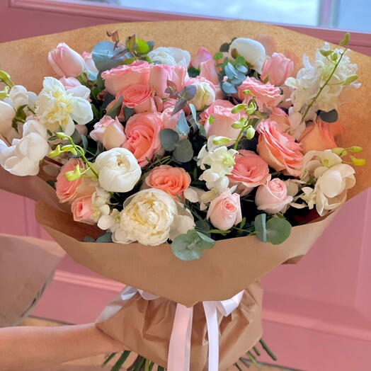 Нежно-розовые розы, пионы и орхидеи