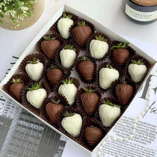 Strawberries in chocolate 25pcs - Chess set