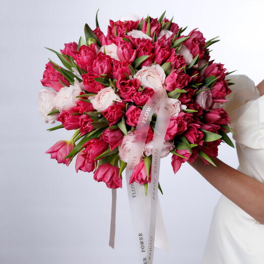 Розовая одержимость: средний букет из розовых тюльпанов и нежно-розовых ранункулюсов