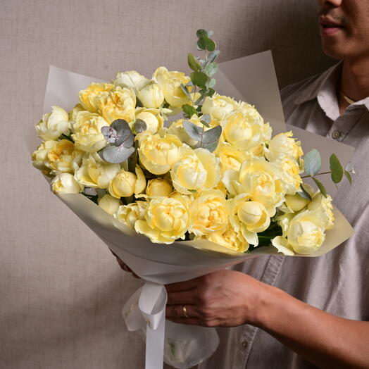 9 Julieta Limoncella Roses with Eucalyptus