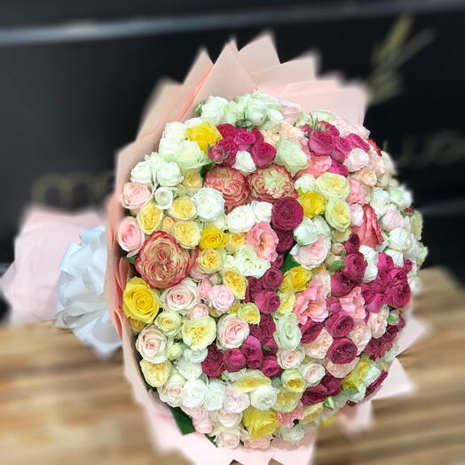 Букет Charm из смешанных садовых роз