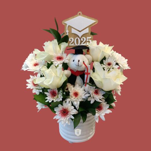 Ваза с тедди и цветами для выпускного