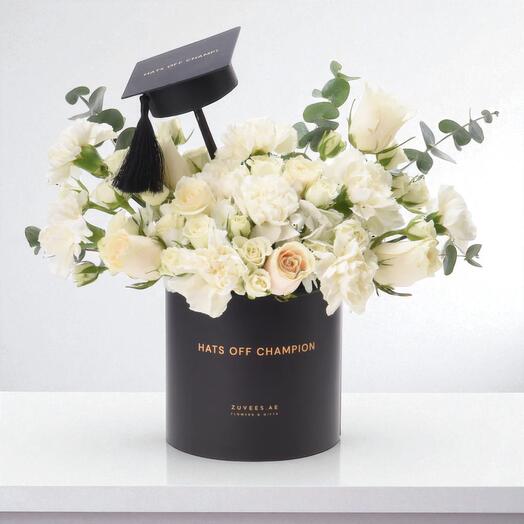 Lumière de l'héritage – élégante boîte florale blanche pour remise de diplôme avec un souvenir noir « Chapeau bas, champion »