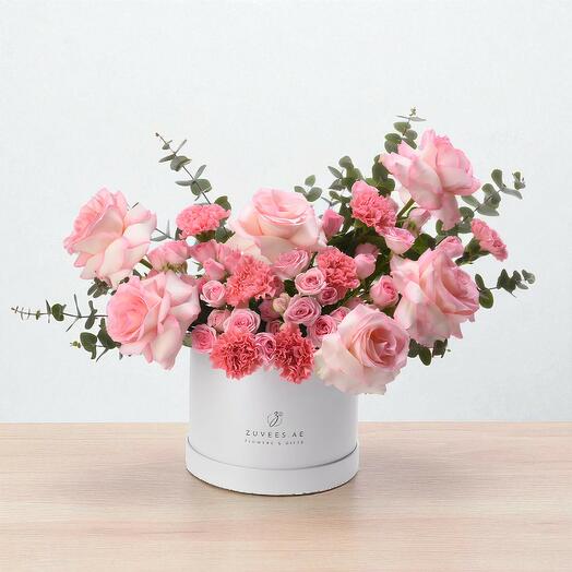 Розовые румянистые лепестки — белая коробка с цветами