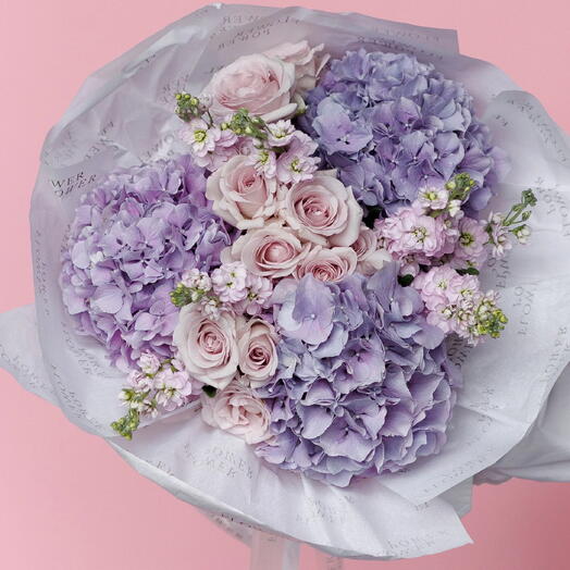 Серафина: Большой букет лавандовых роз, гортензий и маттиол