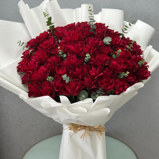Roses rouges avec emballage blanc