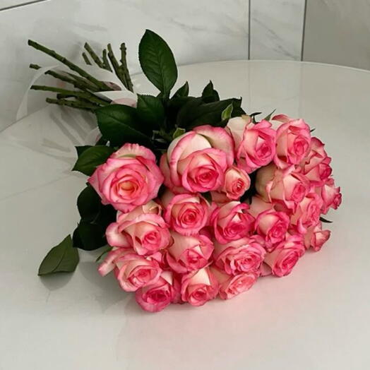 Роскошный букет из 30 розовых роз без упаковки