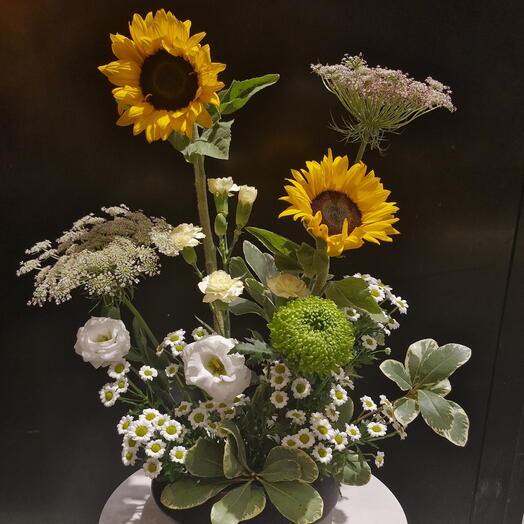 زهور مختلطة في مزهرية