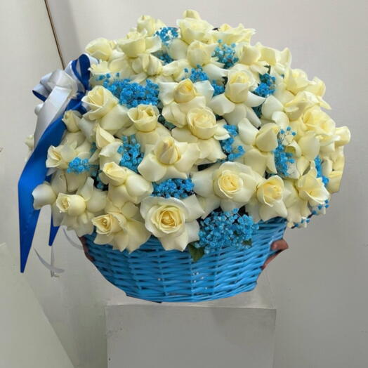 Фирменная роскошная корзина с кремово-белыми французскими розами
