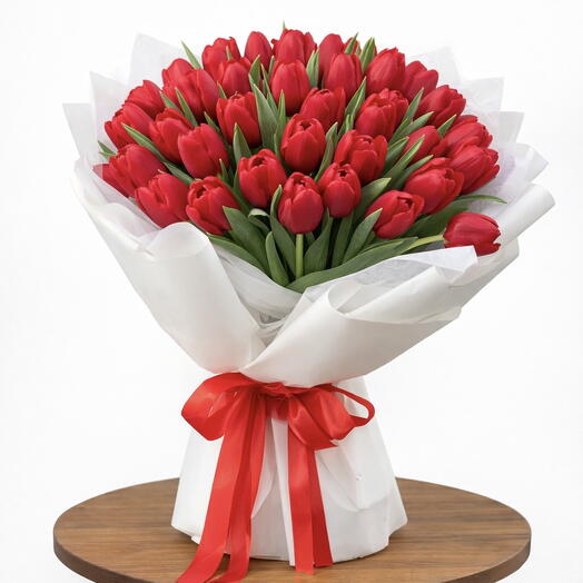 Современный букет из 45 красных тюльпанов к Международному женскому дню