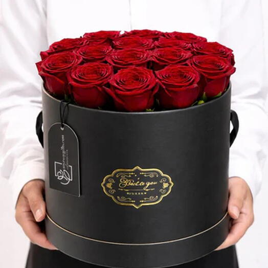 Багровая элегантность – 15 красных роз в чёрной люкс-коробке