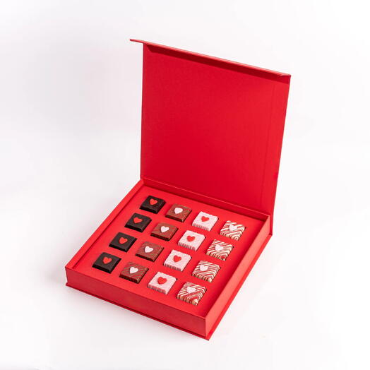 Coffret cadeau de 16 chocolats en forme de cœur assortis