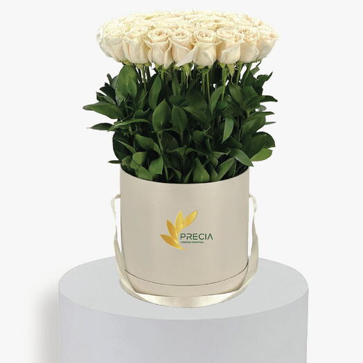 Стоящие белые розы в круглой коробке