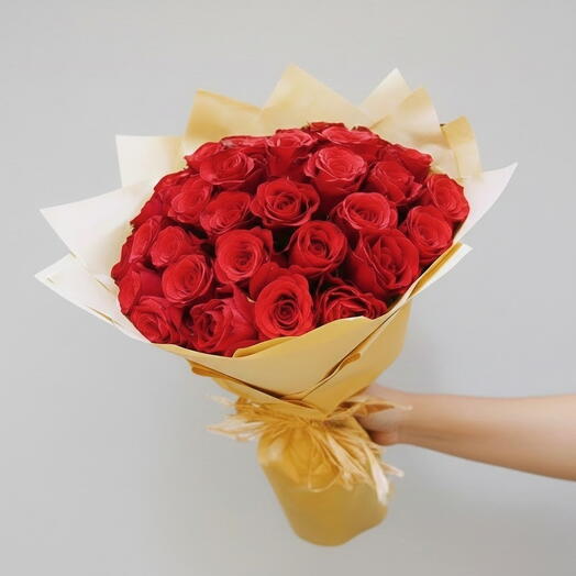 Красные розы в крафтовой бумаге