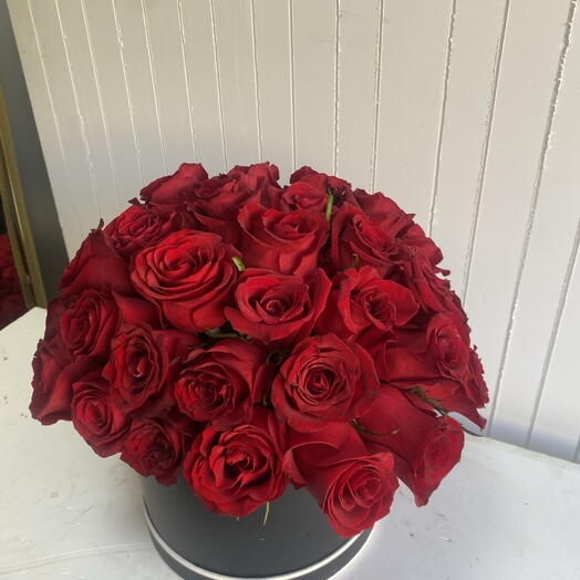 caja sombrerera con 40 rosas rojas