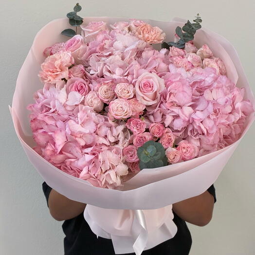 Bouquet of roses purple and Mansfield