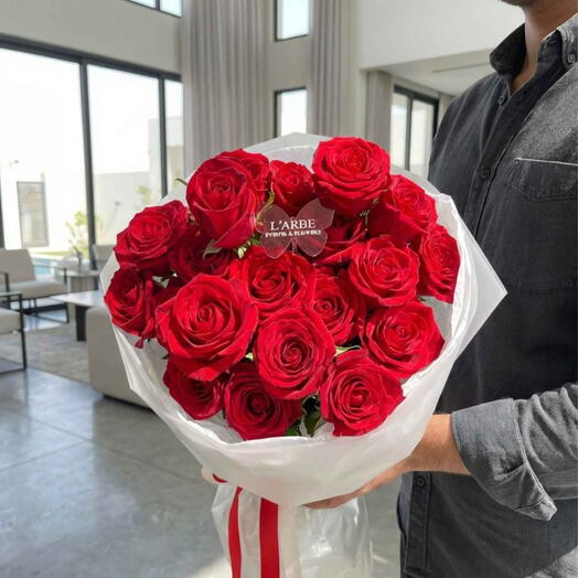 Ramo de flores rojas con rosas en envoltura blanca 19 uds