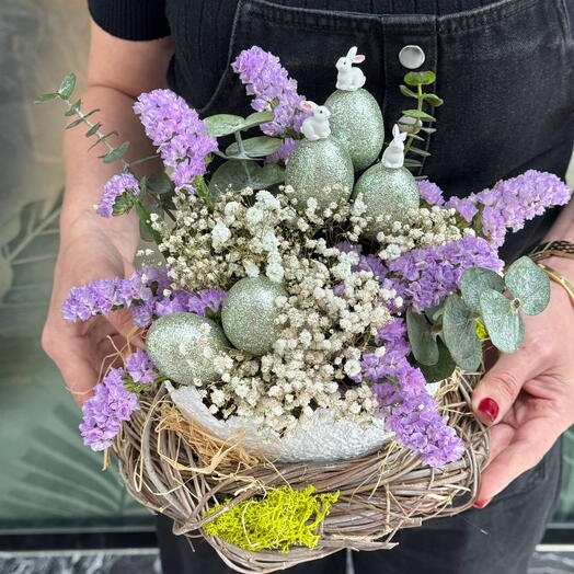 Easter composition "Nest in the palms"