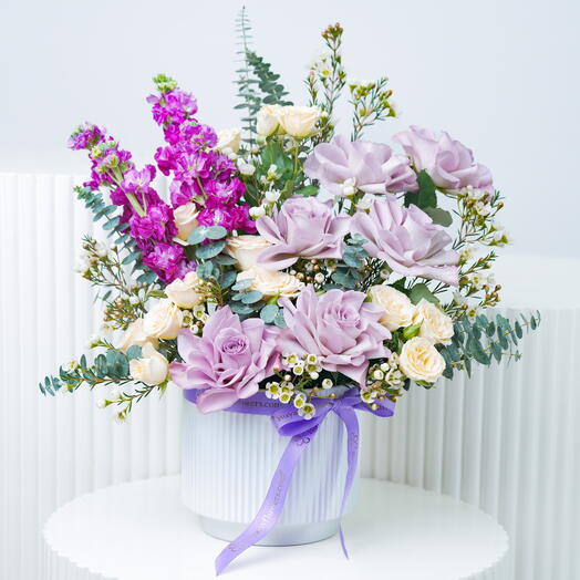 Великолепные цветы в белом керамическом горшке