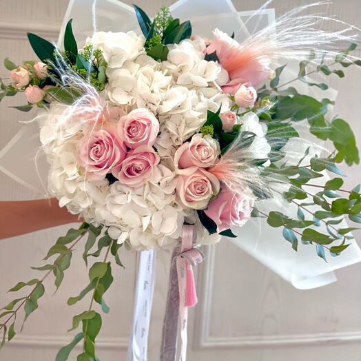 Мечтательный букет из роз и гортензий