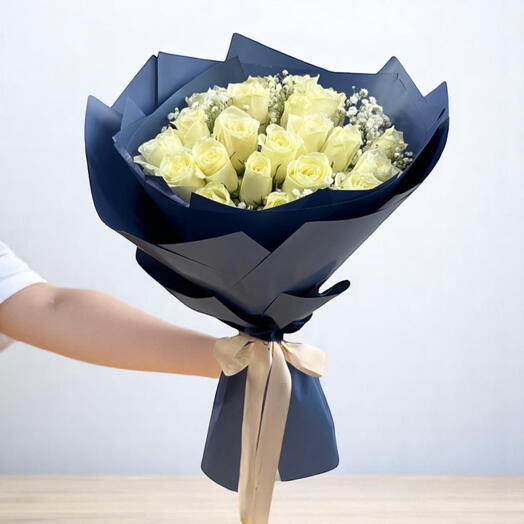 21 rosas blancas en envoltura azul