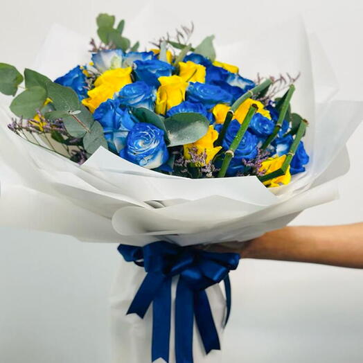 Bouquet of 16 Blue Roses   15 Yellow Roses in White Wrap
