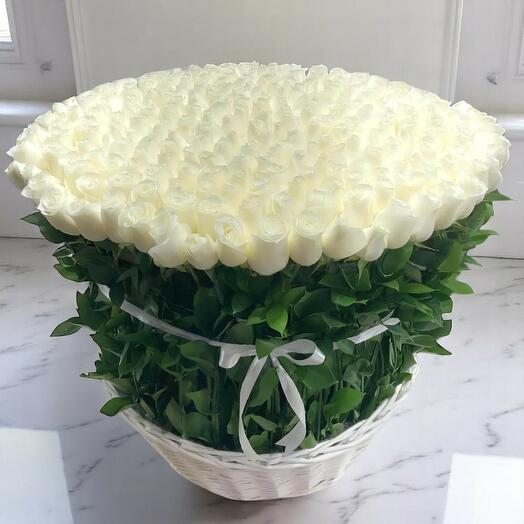 Корзина «Белое Величие» – 149 белых роз с рускусом