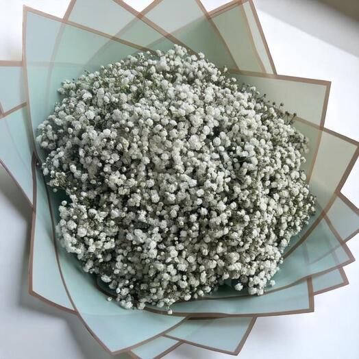 Элегантный букет из белой гипсофилы Дыхание младенца – 25 стеблей, завёрнутых в дизайнерскую бумагу