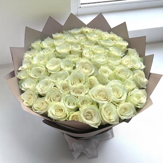 Премиум-букет из 101 белой розы – элегантная композиция белых роз, связанная вручную, для свадеб и особых случаев