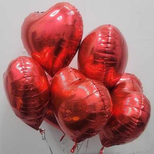 Красные воздушные шары в форме сердца