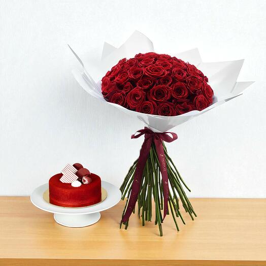 50 красных роз   комбо с тортом «Красный бархат»