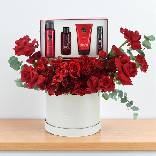 Сияющая коробка из двадцати красных цветов