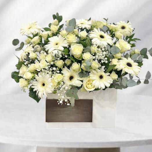 Коробка Winter Garden: белые герберы, композиция из белых спрей-роз