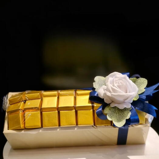 شوكولاتة الفستق المثالية مع وردة واحدة