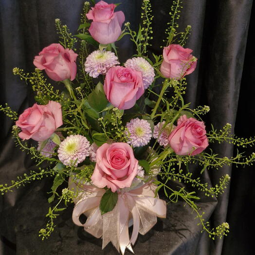 Нежно-розовые розы в вазе