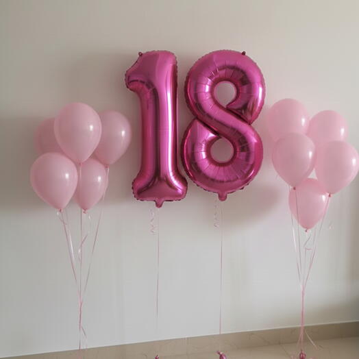 Розовые воздушные шарики в виде цифр «Счастливого 18-летия»
