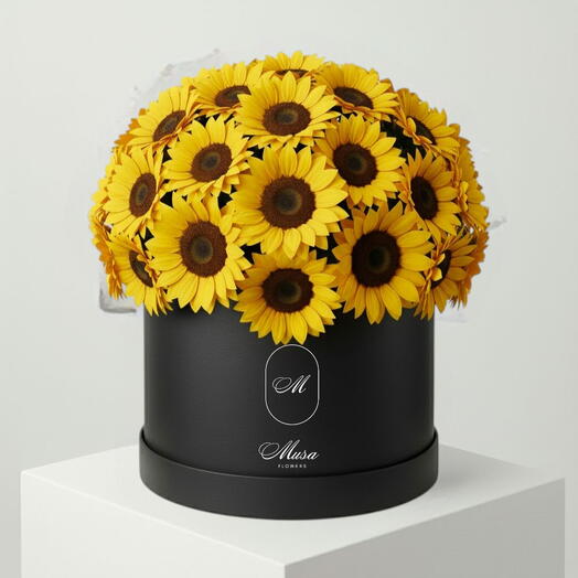 Композиция из 49 роскошных подсолнухов в шляпной коробке