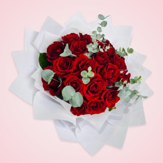Вишневое искушение: 20 красных роз