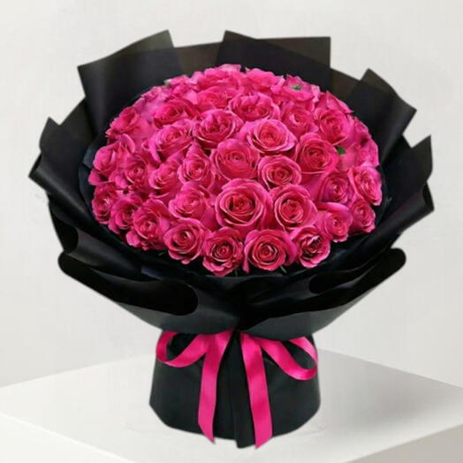 День святого Валентина _ роскошный букет из 51 ярко-розовой розы для неё