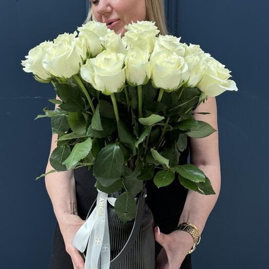 31 rosas blancas en un jarrón